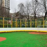В рамках «Партийного десанта» в Дорогомилове заменили искусственное покрытие футбольного поля