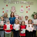 Активисты «Единой России» организовали «Парад сердец», посвященный Дню матери