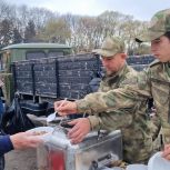 В Предгорном округе развернули 30-метровый флаг России и раздали тысячу порций солдатской каши