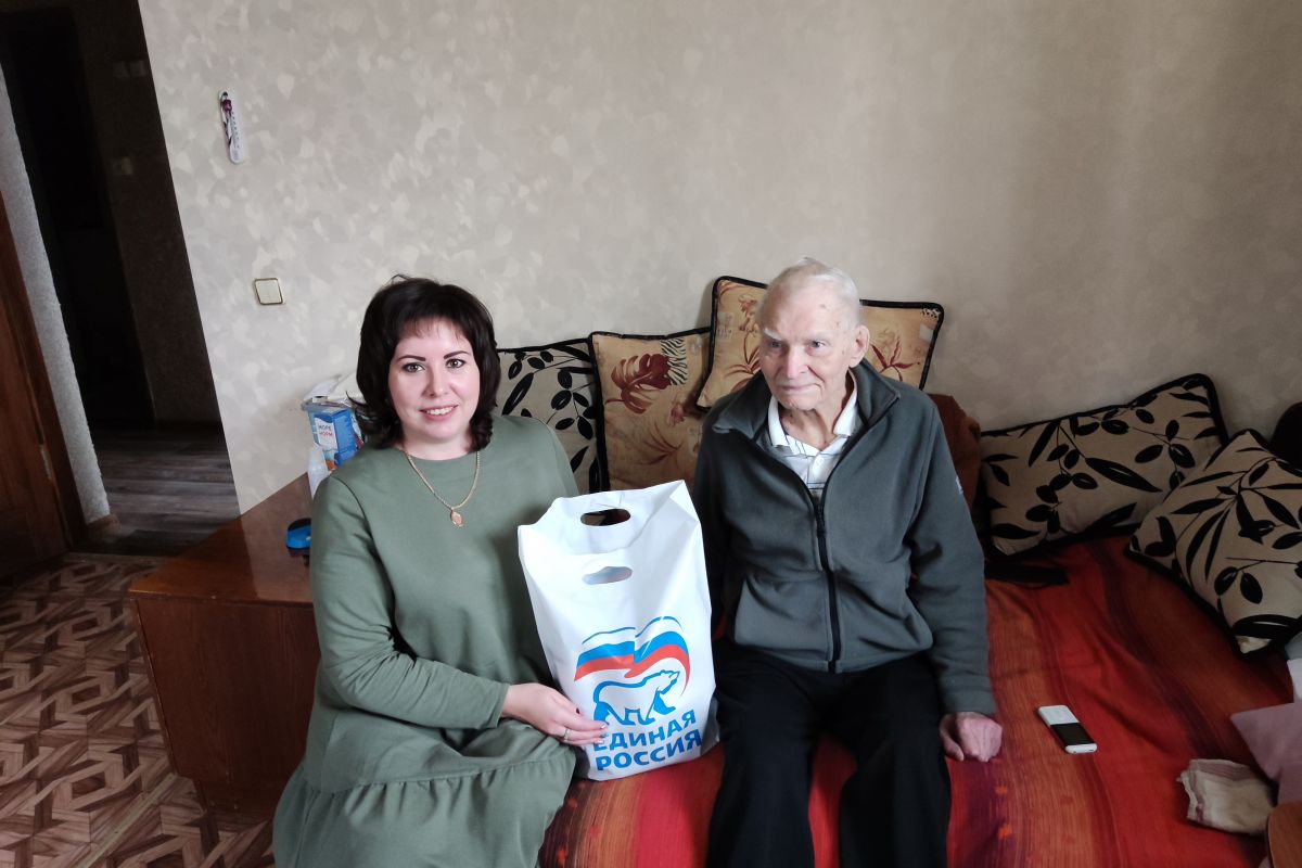 Партийцы поздравили ветерана с днем рождения
