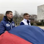 Воронежские молодогвардейцы и единороссы развернули 100-метровый триколор в центре города