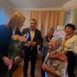 Волгоградские единороссы поздравили со столетием жительницу Волгограда Евдокию Петровну Косареву