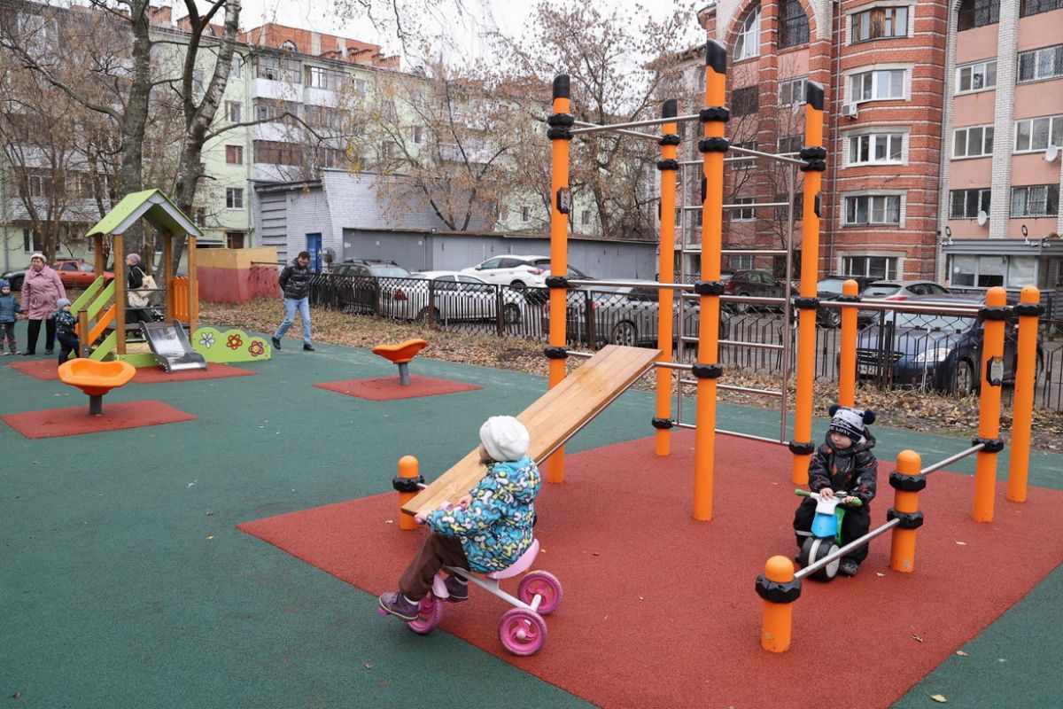 По инициативе жителей в Нижегородском районе областного центра обустроили  детскую площадку со спортивной зоной