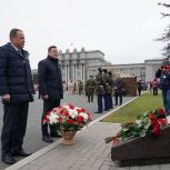 В Самаре прошло возложение цветов к памятному знаку "Памяти Парада 7 ноября 1941 года в Куйбышеве"