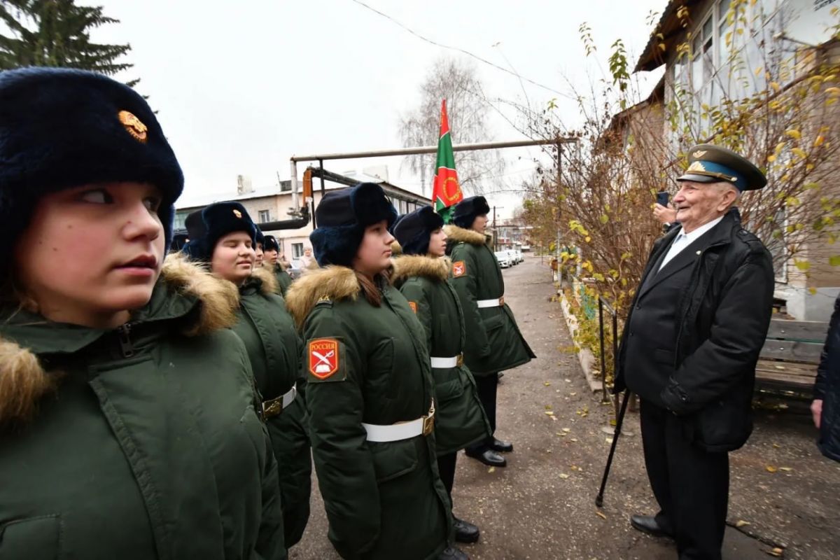 Накануне самарского Парада Памяти кадеты и школьники проводят мини-парады  под окнами ветеранов