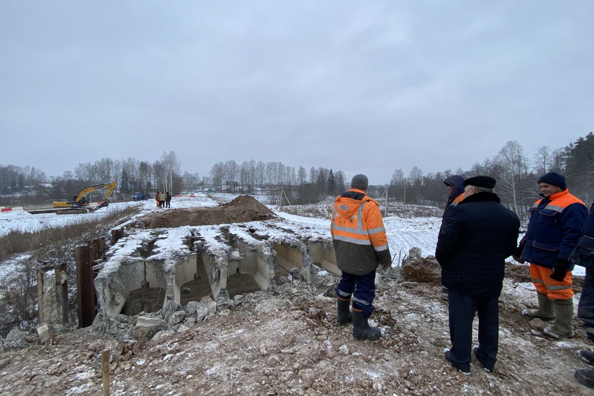 Партийный десант» проинспектировал реконструкцию моста в Новоторъяльском  районе