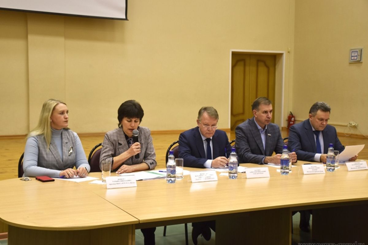 Иван Краснов и Валерий Савельев приняли участие во встрече с жителями Ленинского района