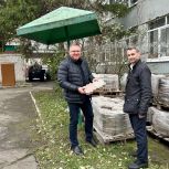 Олег Лифинцев организовал доставку тротуарной плитки в среднюю школу №49