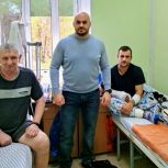 Проходящие лечение в госпитале бойцы СВО получили сладкие подарки ко Дню народного единства от совета сторонников «Единой России»