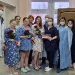 Единороссы Белоярского в преддверии праздника поздравили молодых мам
