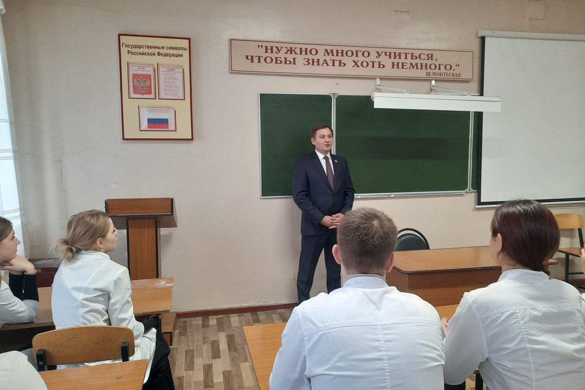 Александр Акимов встретился со студентами медицинского колледжа