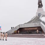 Кузбасские единороссы возложили цветы к Мемориалу Воину-Освободителю
