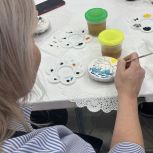 «Единая Россия» провела мастер-класс по росписи пряников для детей с ОВЗ
