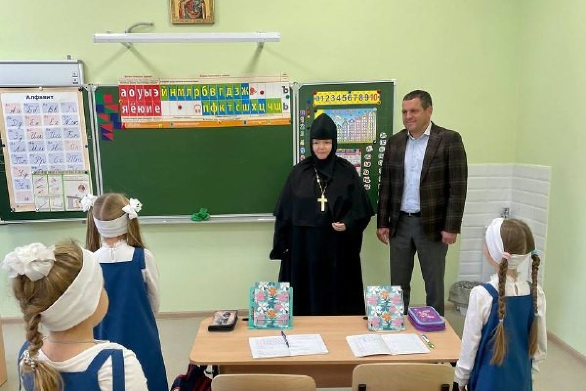 Самарский депутат передал спортивное оборудование первой в Самаре женской православной гимназии