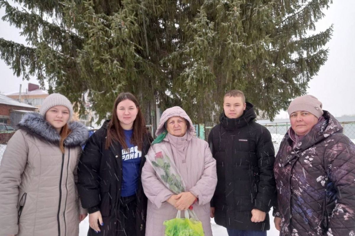 В День матери активисты «Молодой Гвардии» районных местных отделений поздравили матерей участников СВО