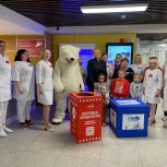 Игрушки, пазлы, фломастеры: «Единая Россия» передала подарки детям, находящимся на лечении в детской больнице
