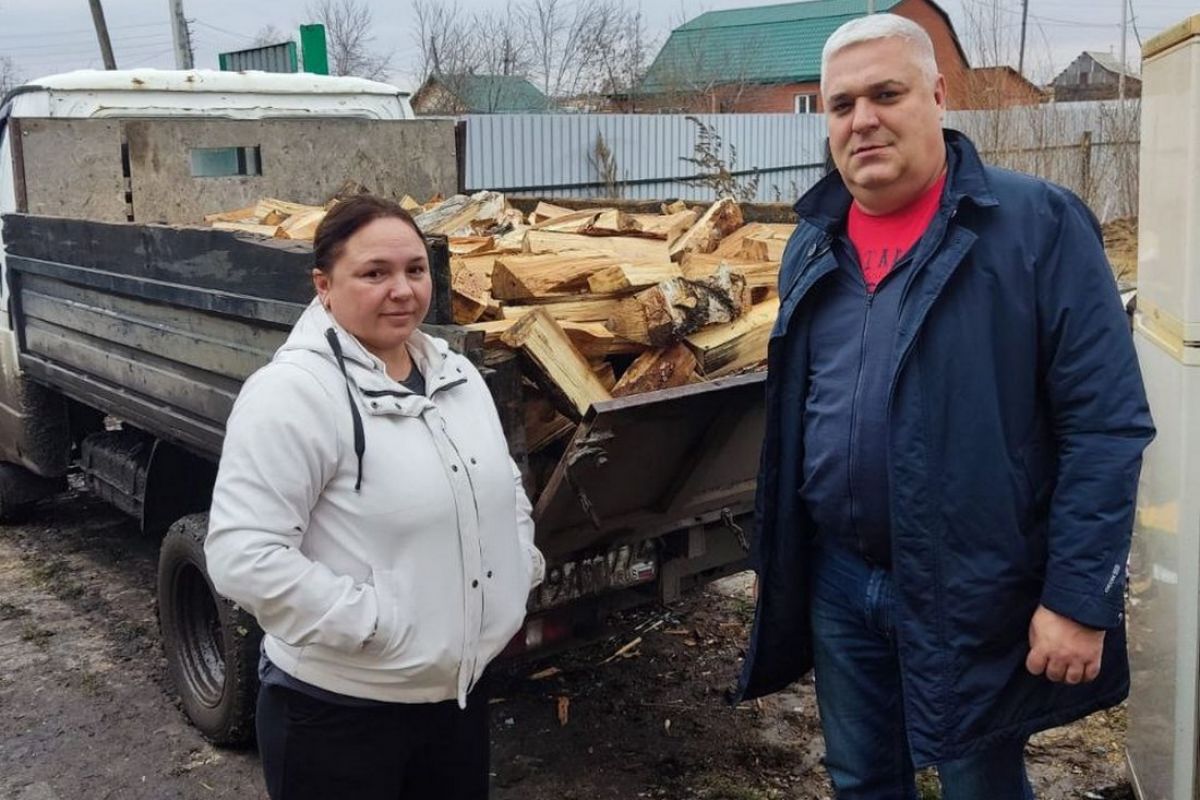 В Троицке депутат Василий Черный доставил несколько кубометров дров  многодетной семье участника специальной военной операции