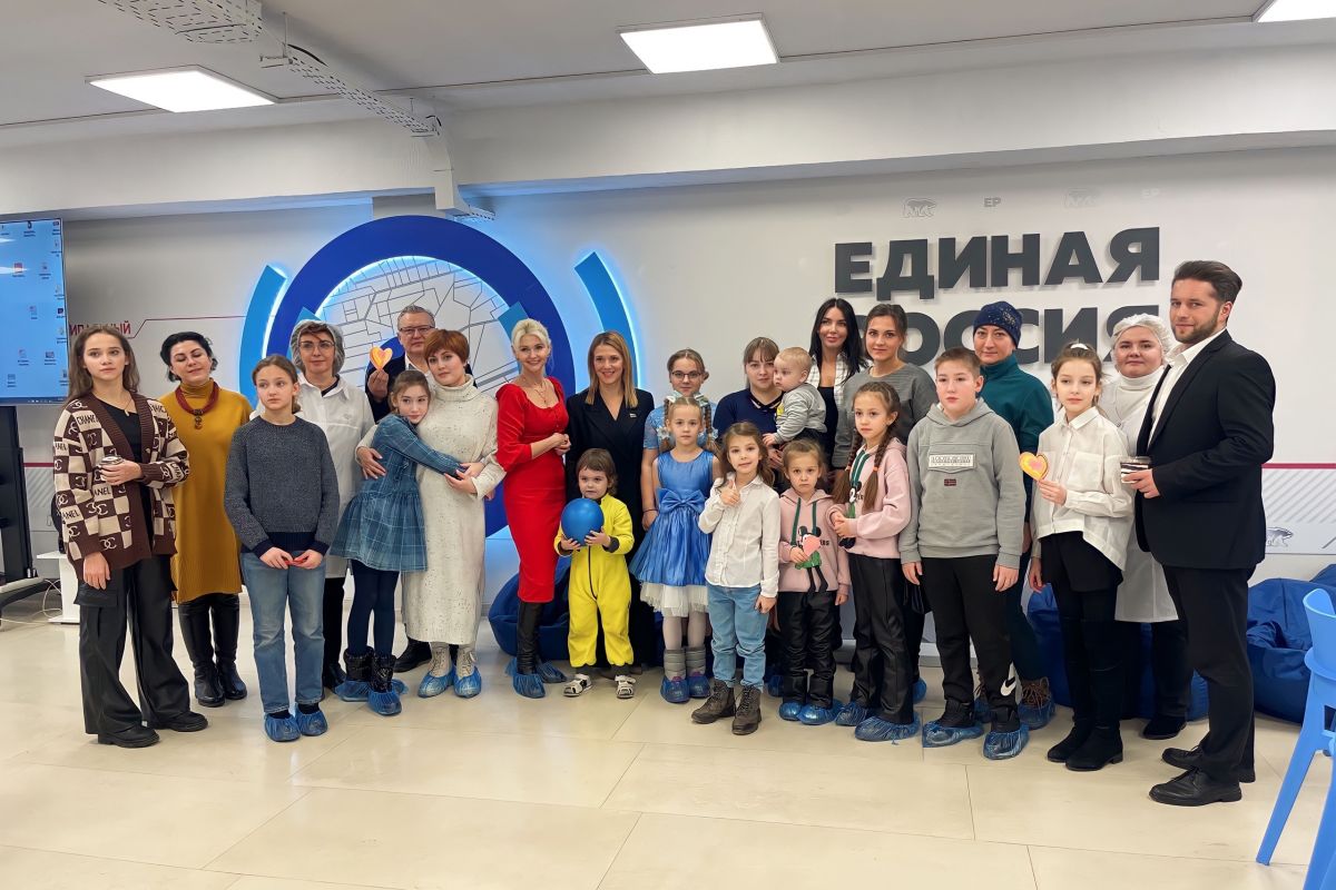 Открытки с теплыми пожеланиями и «сладкий» мастер-класс – в Штабе общественной поддержки партии отметили День матери