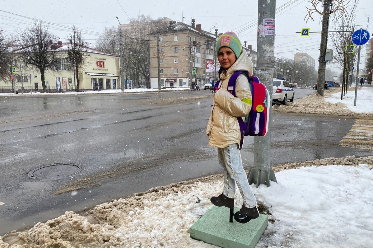 «Осторожно - дети!». В Смоленске на пешеходных переходах у школ появились предупреждающие манекены