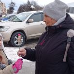 Дошколята вручили цветы и открытки женщинам-мамам на улицах Магадана