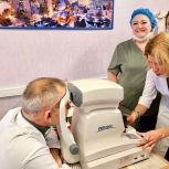 Депутат «Единой России» передал новое медоборудование в областную больницу и мебель в библиотеку для слепых