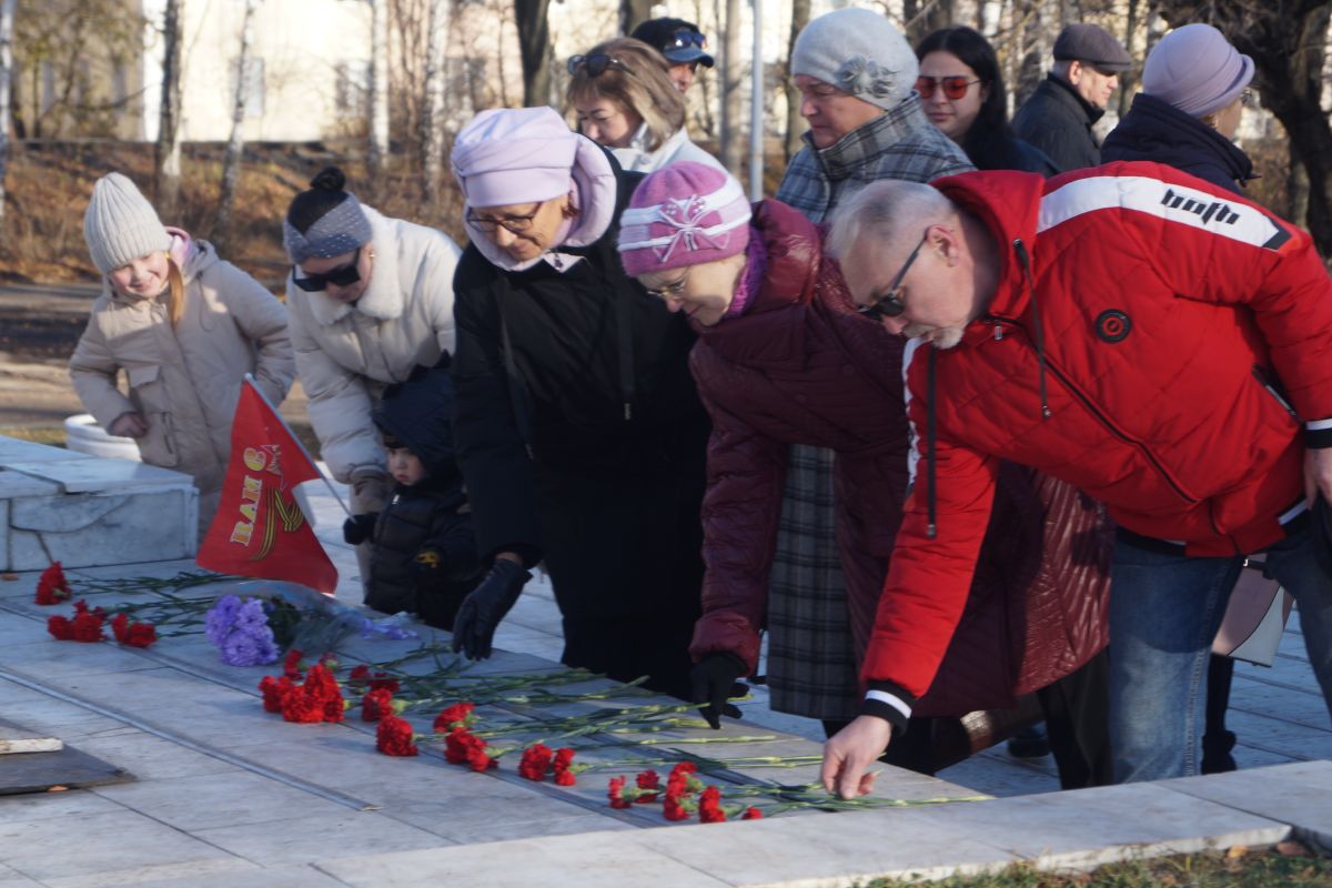 В Волжске в честь Дня народного единства и Дня Республики Марий Эл  единороссы провели митинг и автопробег