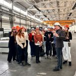 Единороссы организовали экскурсию для студентов на завод