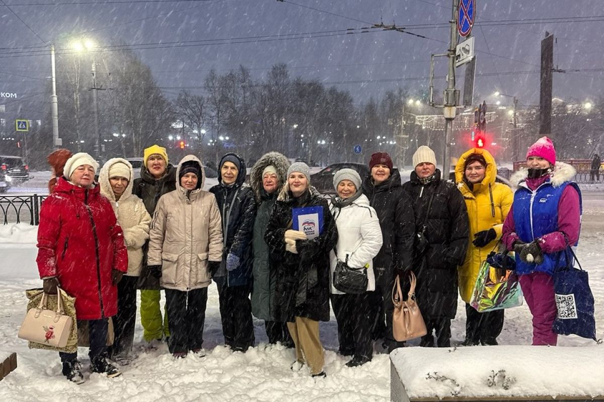 Историческое путешествие в наушниках по центру города-героя Мурманска прошло в рамках проекта «Старшее поколение»