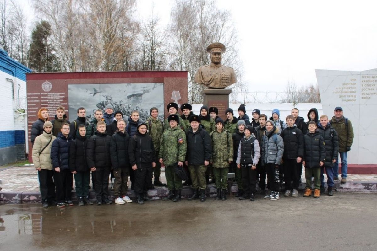 При поддержке партпроекта «Новая школа» единороссы организовали для школьников из района Новокосино экскурсию в воинскую часть