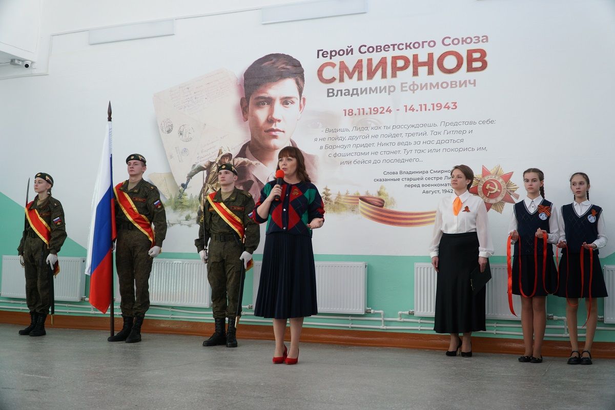 Юного Героя Советского Союза Владимира Смирнова нарисовали в барнаульской гимназии №27