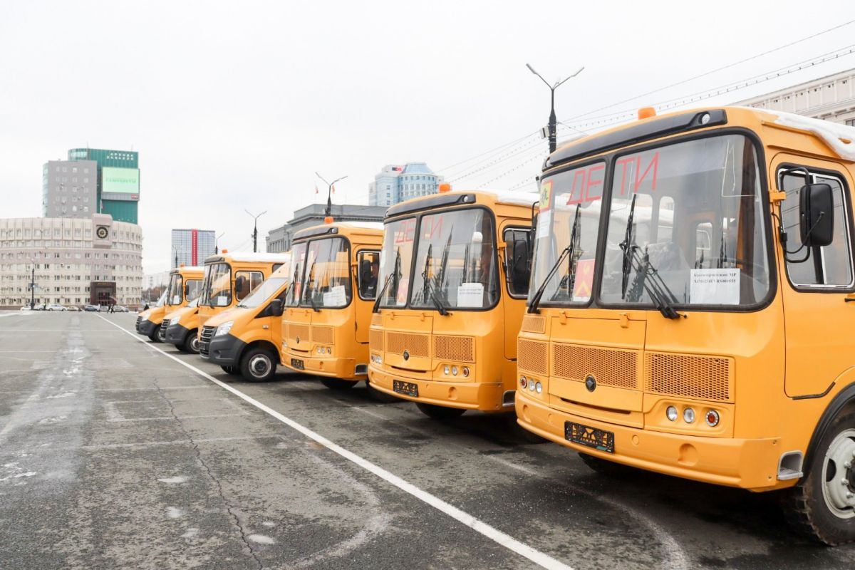 В Красноармейский район передали четыре новых школьных автобуса