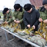 Московские единороссы организовали для школьников экскурсию в воинскую часть