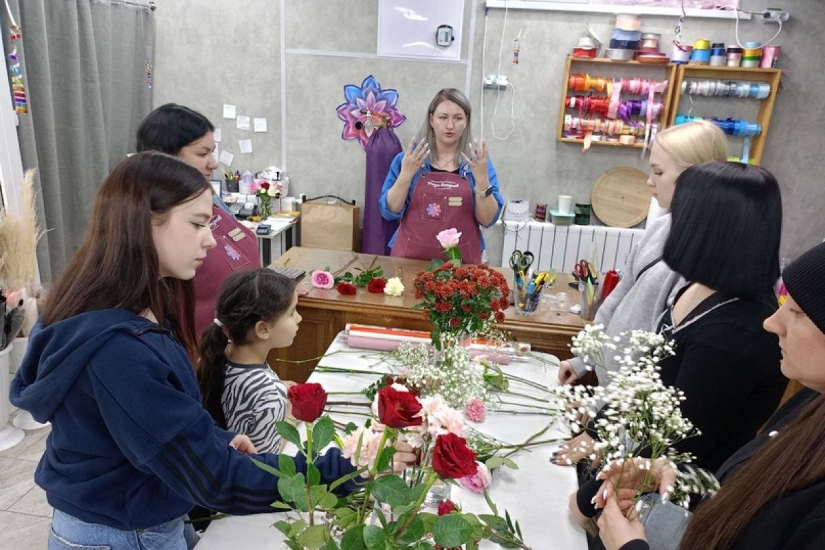 Новоуренгойцы делают цветочные композиции ко Дню матери