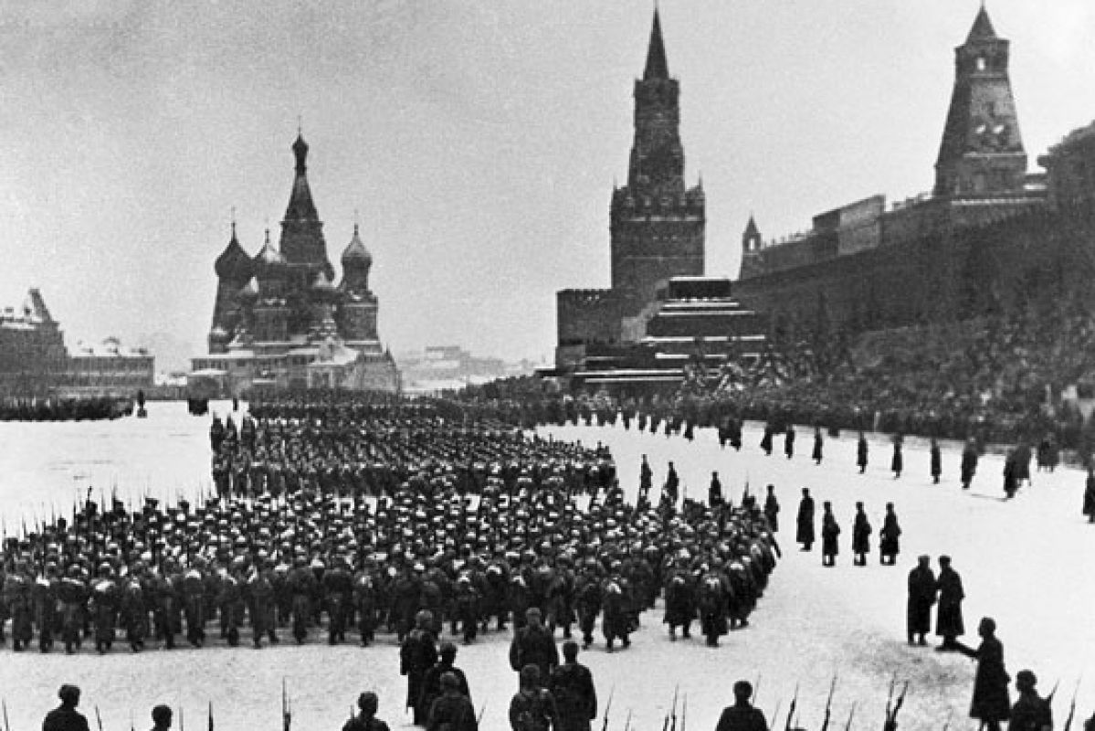 Военный парад на Красной площади в Москве 7 ноября 1941 года стал  примером мужества и отваги