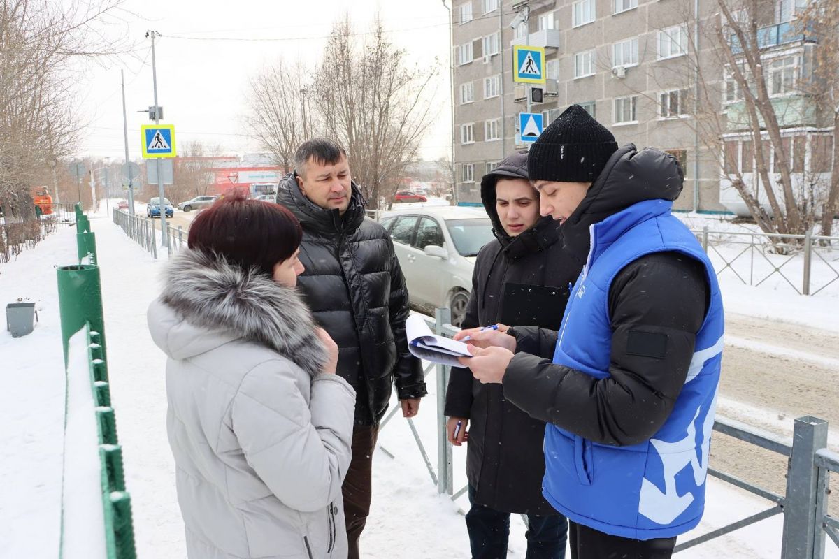 «Единая Россия» проверила ведущие в омскую школу дороги на безопасность