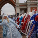 В Москве «Единая Россия» организовала флешмоб в честь Дня рождения Деда Мороза