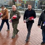 В День народного единства в Луганске почтили память погибших бойцов