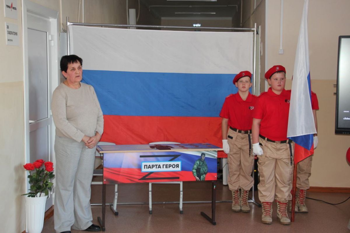 В школе Амурской области при поддержке «Единой России» открыли Парту Героя в память об участнике СВО