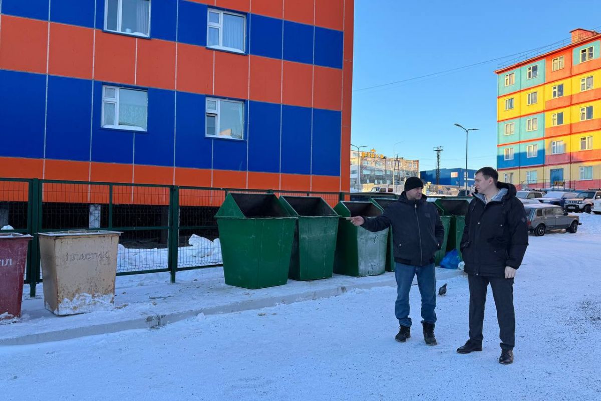 «Городская среда»: Сергей Спицын проверил установку новых контейнерных площадок для накопления твердых коммунальных отходов