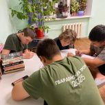 Студенты Саратовского техникума отраслевых технологий написали письма бойцам СВО
