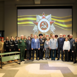 В Москве «Единая Россия» установила Парту Героя в честь участника трёх войн