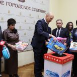 Единороссы горсобрания принесли игрушки для «Коробки храбрости»