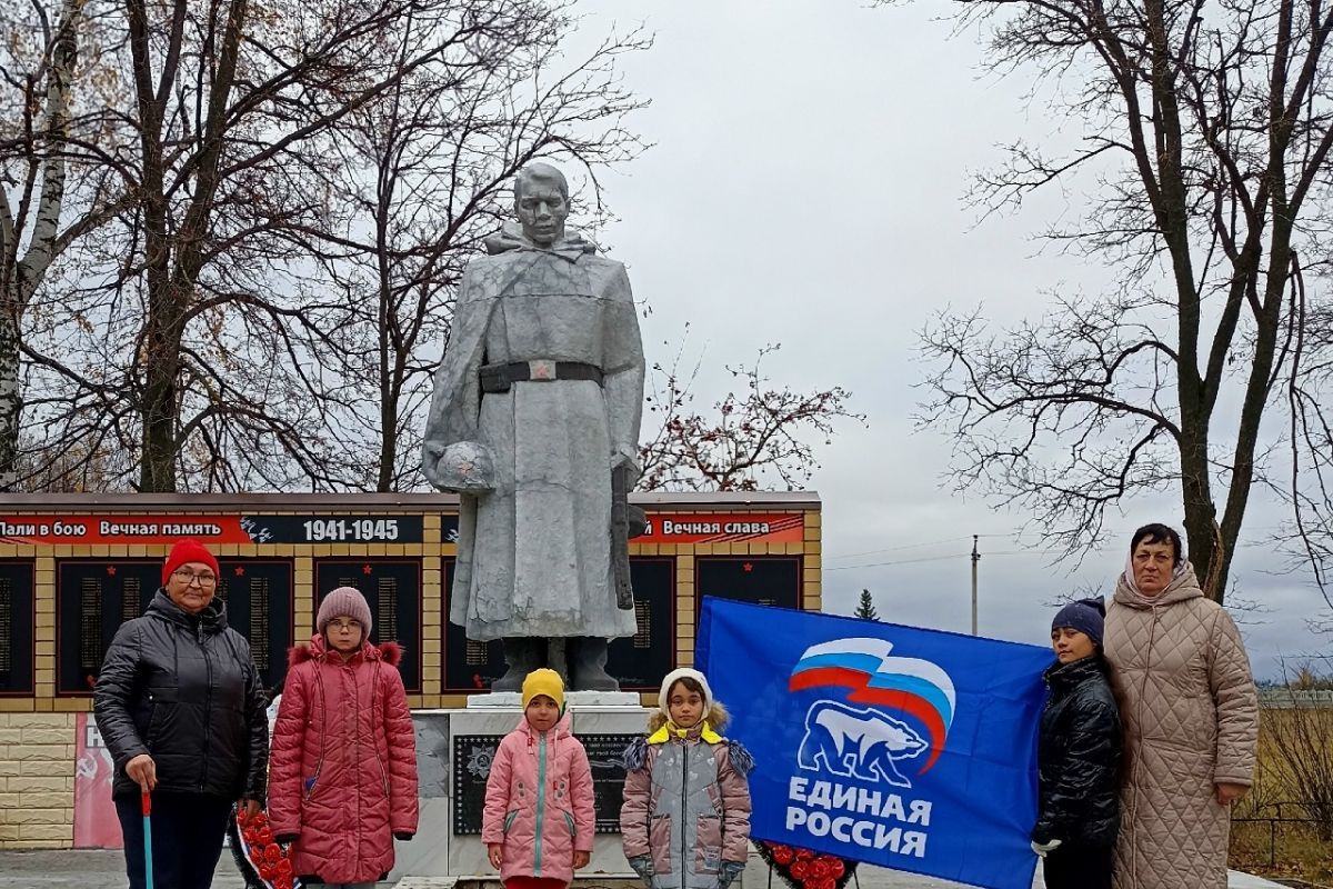 «Единая Россия» провела субботник у памятника воинам Великой Отечественной войны в Липецкой области