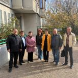 Партийцы проверили ход работ по монтажу лифта в Гагаринском районе