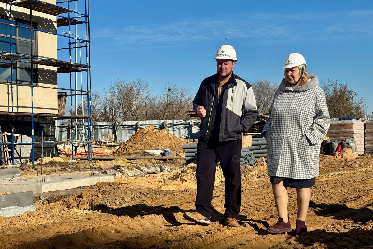 Депутат облдумы Ирина Нечаева в рамках депутатского контроля посетила строящиеся социальные объекты в селе Бокино