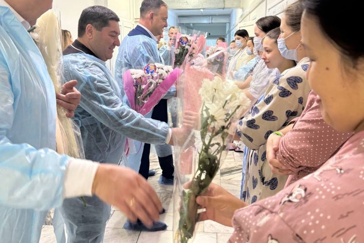 «Единая Россия» поздравила медиков и пациенток Городского роддома Читы с Днем матери