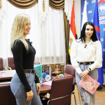 Сторонники Единой России принесли в «Коробку храбрости» игрушки