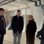 Михаил Зубарев и Светлана Тренихина проверили ремонтные работы в школе поселка Алтынай