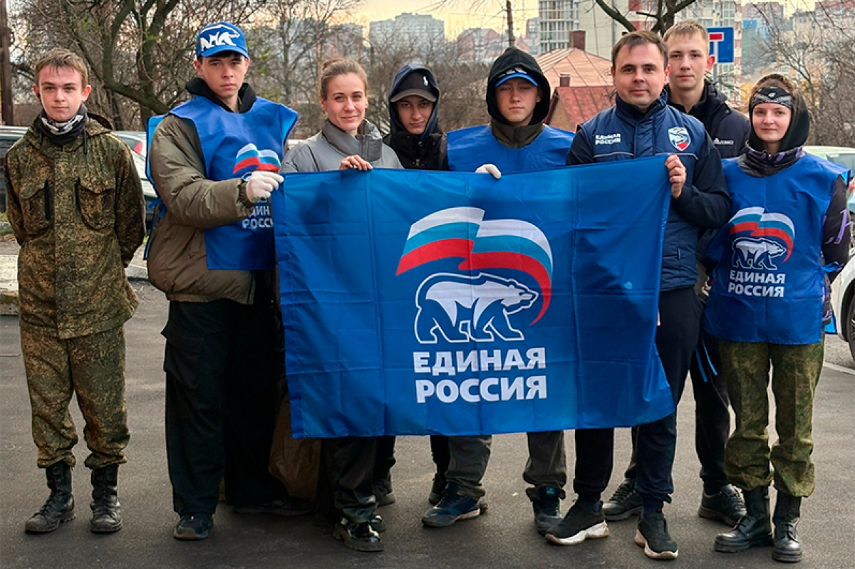 Партийцы убрали территорию у дома-музея Анатолия Уфимцева