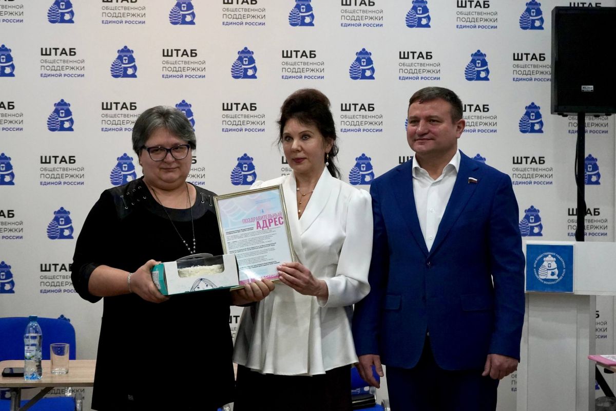 Александр Дроздов поздравил семьи с наступающим Днем матери в штабе общественной поддержки «Единой России»